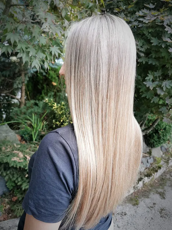 Duga platinasto plava kosa s pramenovima