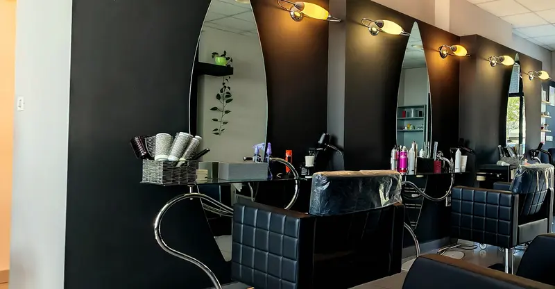 Ogledala s lampama i stolice u salonu LETY