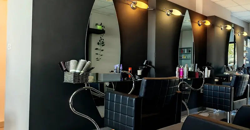 Ogledala s lampama i stolice u salonu LETY