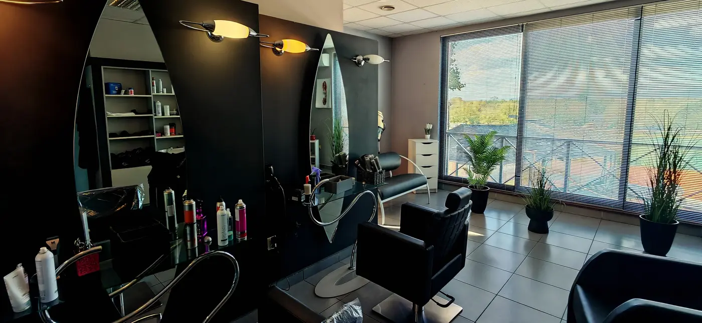 Frizerski salon LETY u Križu: stolice, ogledala s lampama i veliki prozor